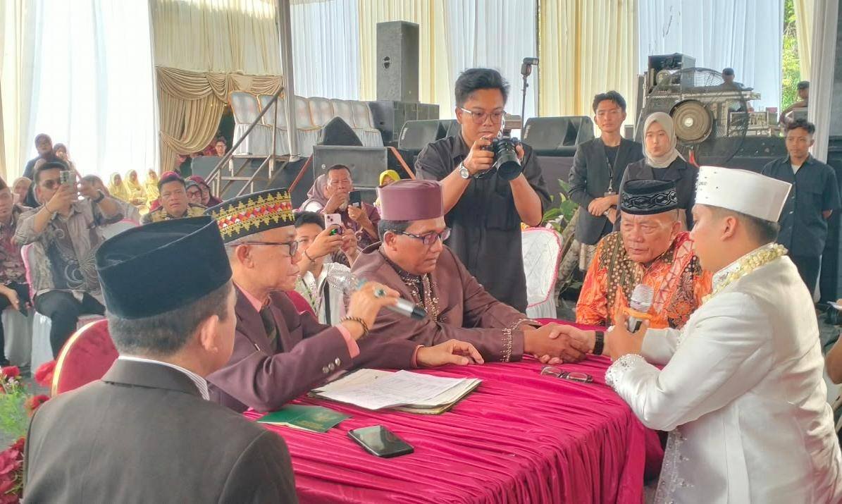 Kepala KUA Purbolinggo Pimpin Akad Nikah Bayu dan Poppy