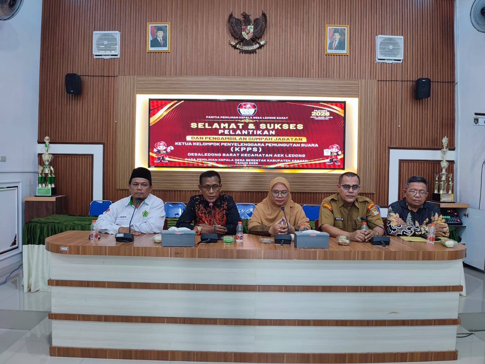 Kawal Kelancaran Pilkades, Ka. KUA Aek Ledong Pimpin Doa Pelantikan KPPS Ledong Barat