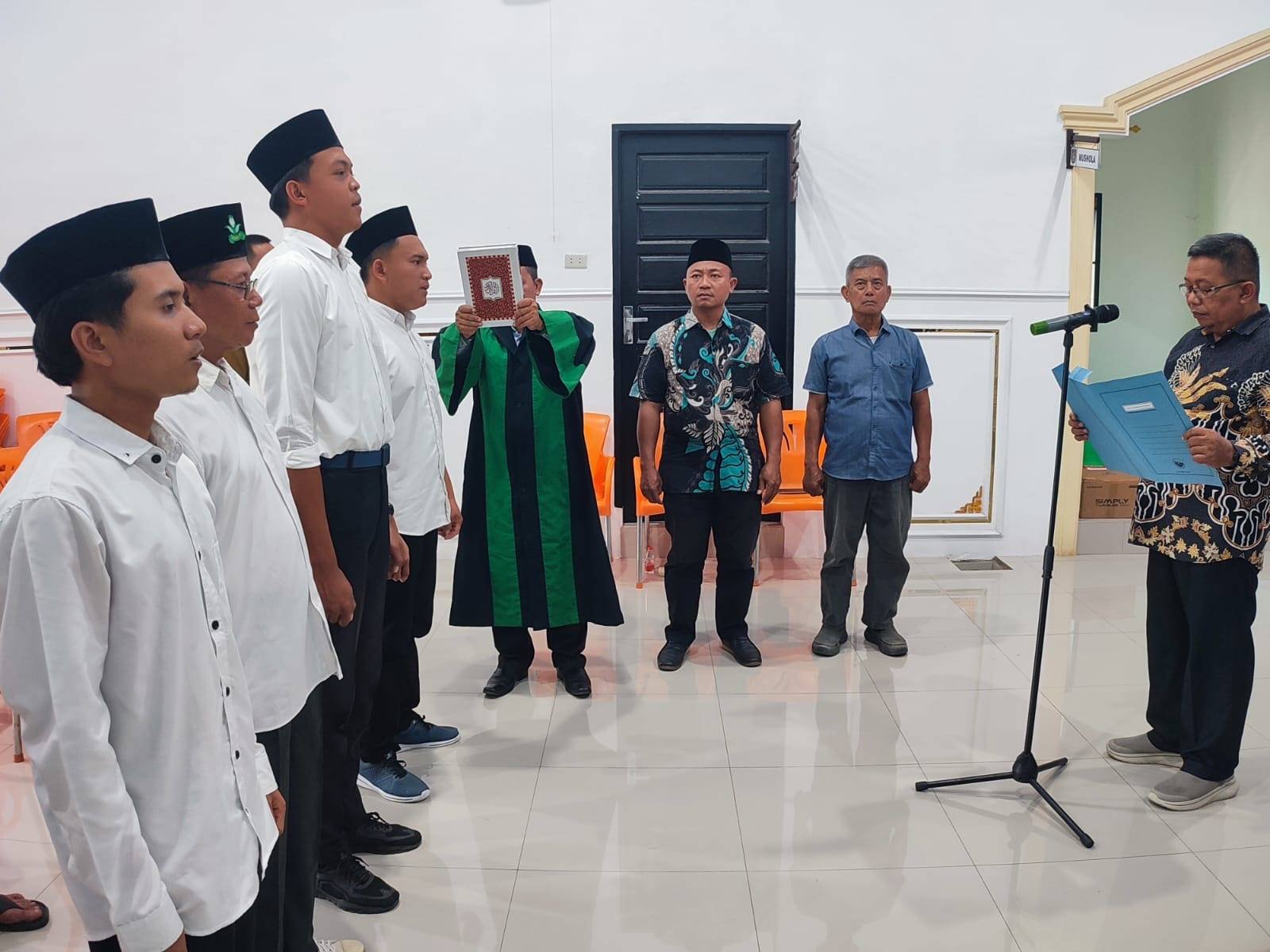 Pastikan Integritas Penyelenggara Pilkades, Penghulu KUA Aek Ledong Pandu Sumpah KPPS Desa Ledong Barat
