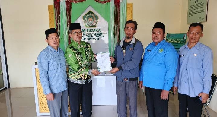 Kepala KUA Marga Tiga Beserta Pegawai Serahkan SKT Majelis Taklim kepada Pengurus
