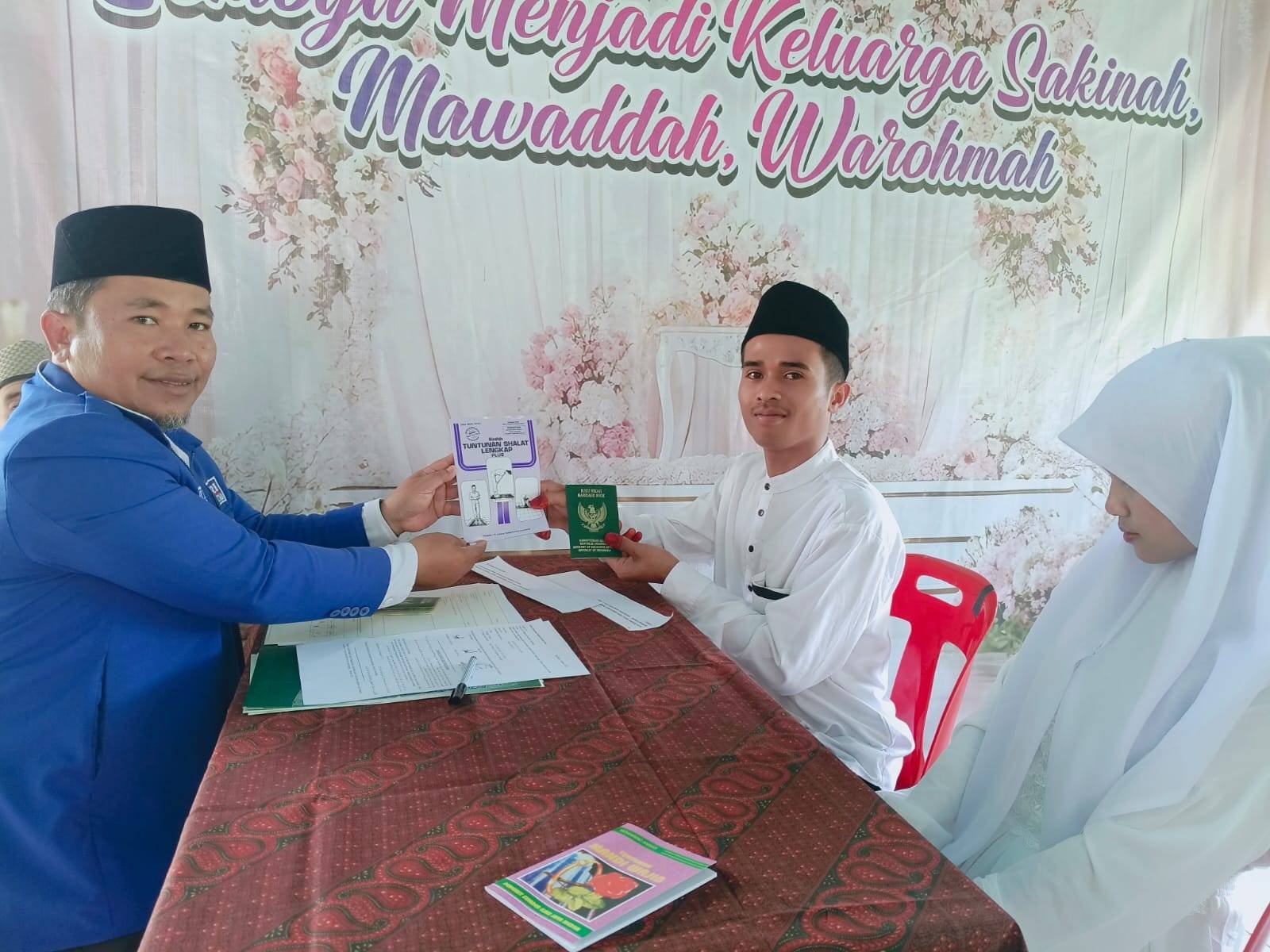 Bekal Kehidupan Rumah Tangga, Kepala KUA Tigalingga Berikan Buku Panduan Ibadah