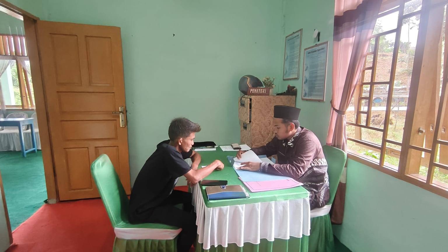 Terima Berkas Pendaftaran Nikah, Penghulu KUA Pulau-Pulau Batu Pastikan Berkas Sesuai Syarat