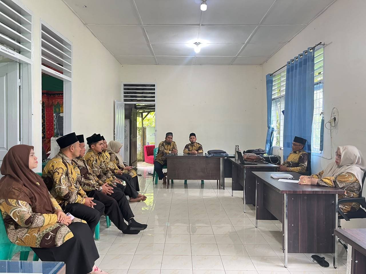 Kepala KUA Angkola Barat Pimpin Rapat Koordinasi Bersama ASN