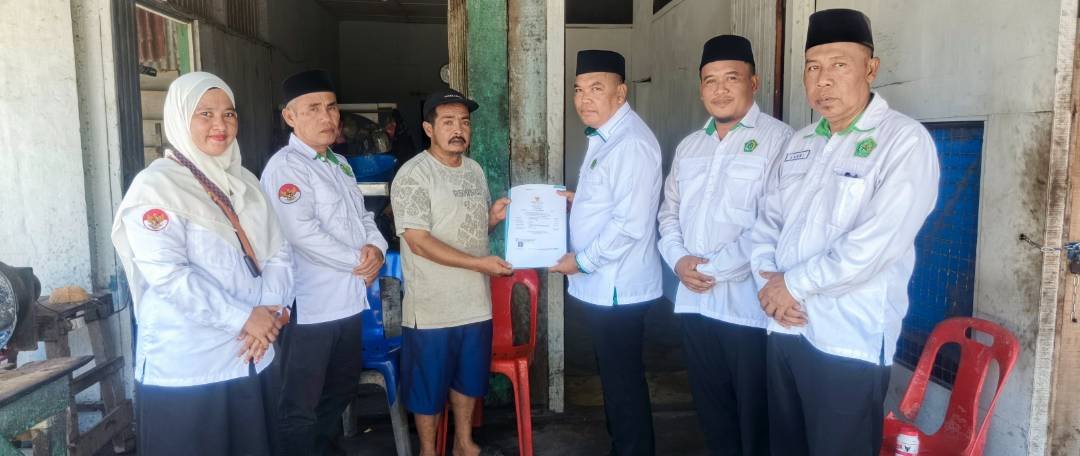 Dukung UMKM Naik Kelas, Kepala KUA Pantai Cermin Serahkan Sertifikat Halal Santan Peras Pak Dani