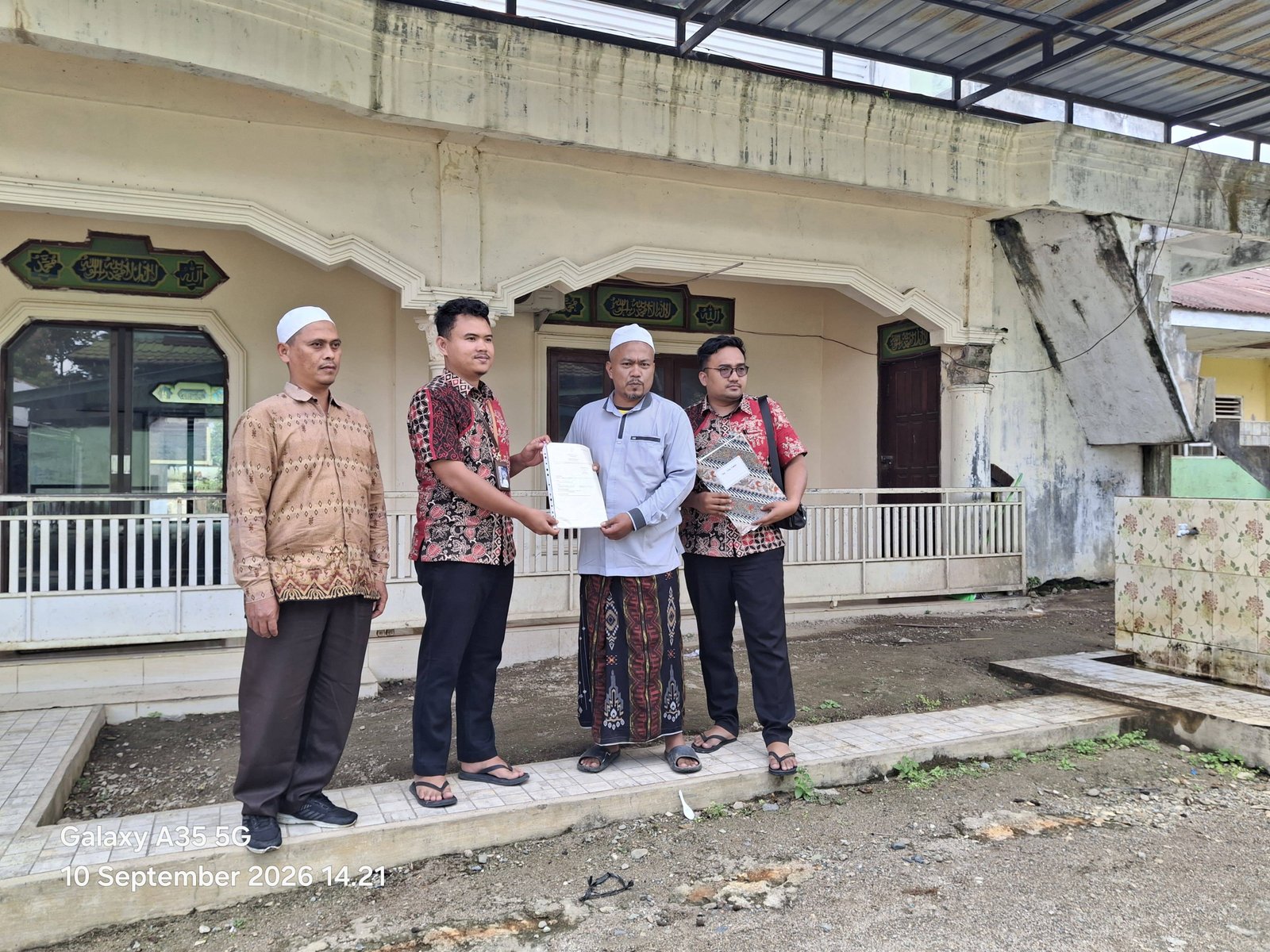 KUA Puncak Sorik Marapi Bersama BPN Serahkan Sertifikat Tanah Wakaf kepada Yayasan Al Junaidiyah