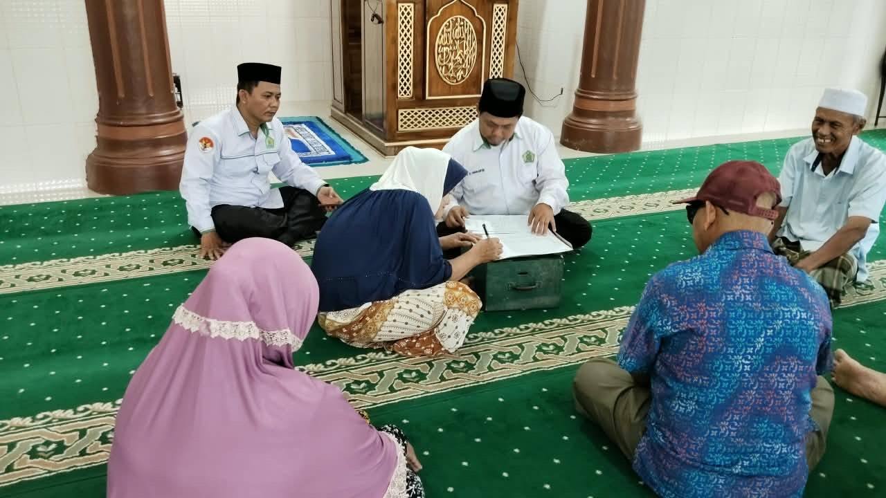 Ka. KUA, Pewakif Dan Nadzir Tanda Tangani Akta Ikrar Wakaf Masjid At Taqwim Desa Ledong Barat Kec. Aek Ledong