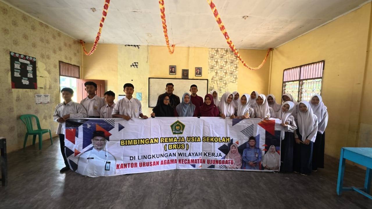 KUA Ujungbatu Perkuat Benteng Moral Pelajar melalui Program BRUS di SMP IP Plus