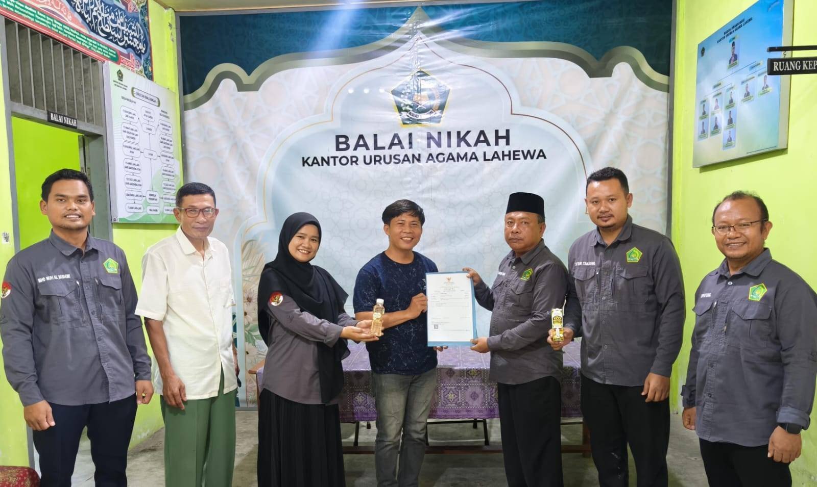 KUA Lahewa Serahkan Sertifikat Halal kepada Pelaku Usaha Produksi Minyak Kelapa di Desa Balefadorotuho