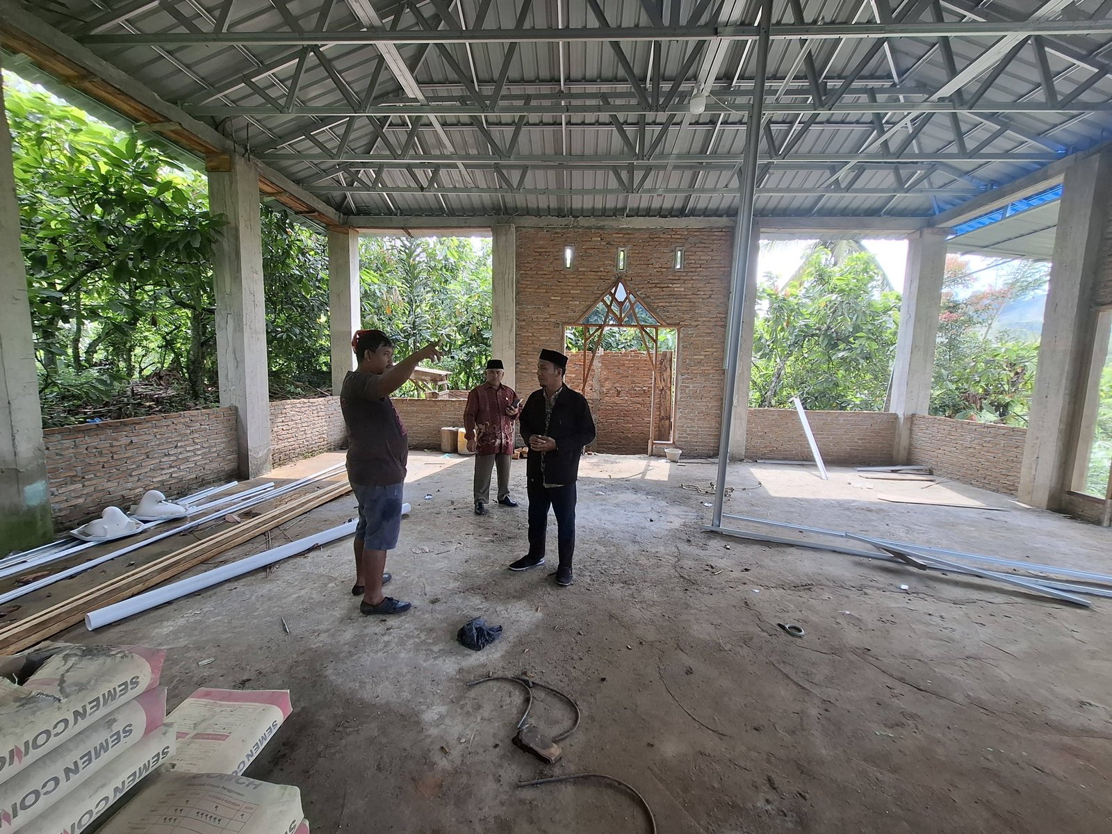 Demi Percepatan Pelayanan Umat, KUA Juhar Tinjau Langsung Tanah Wakaf di Desa Kutagugung