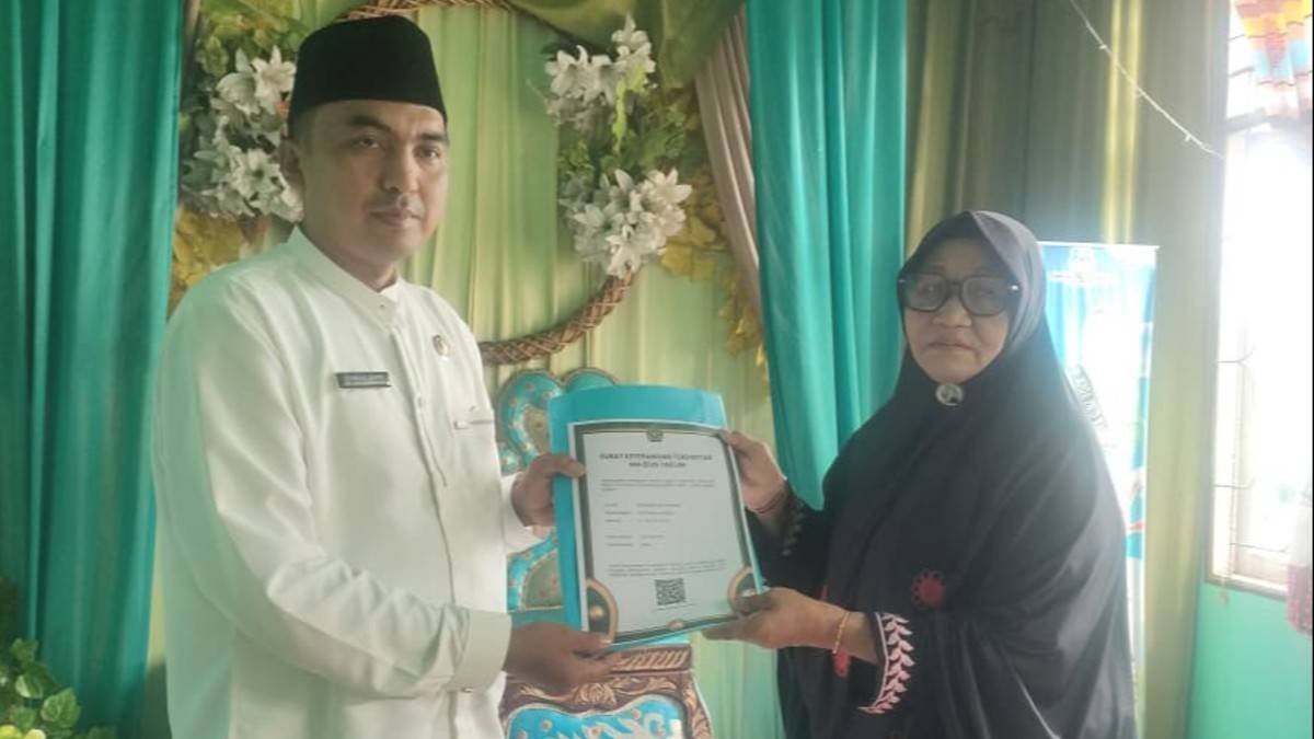 Resmi Terdaftar, KUA Tembilahan Hulu Serahkan Sertifikat Pengesahan Majelis Taklim Miftahul Jannah