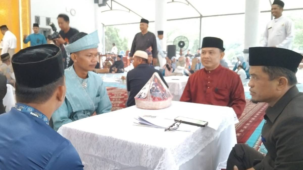 Kepala KUA Siak Alwis Pimpin Pelaksanaan Nikah Massal Sempena Hari Jadi ke-27 Kabupaten Siak