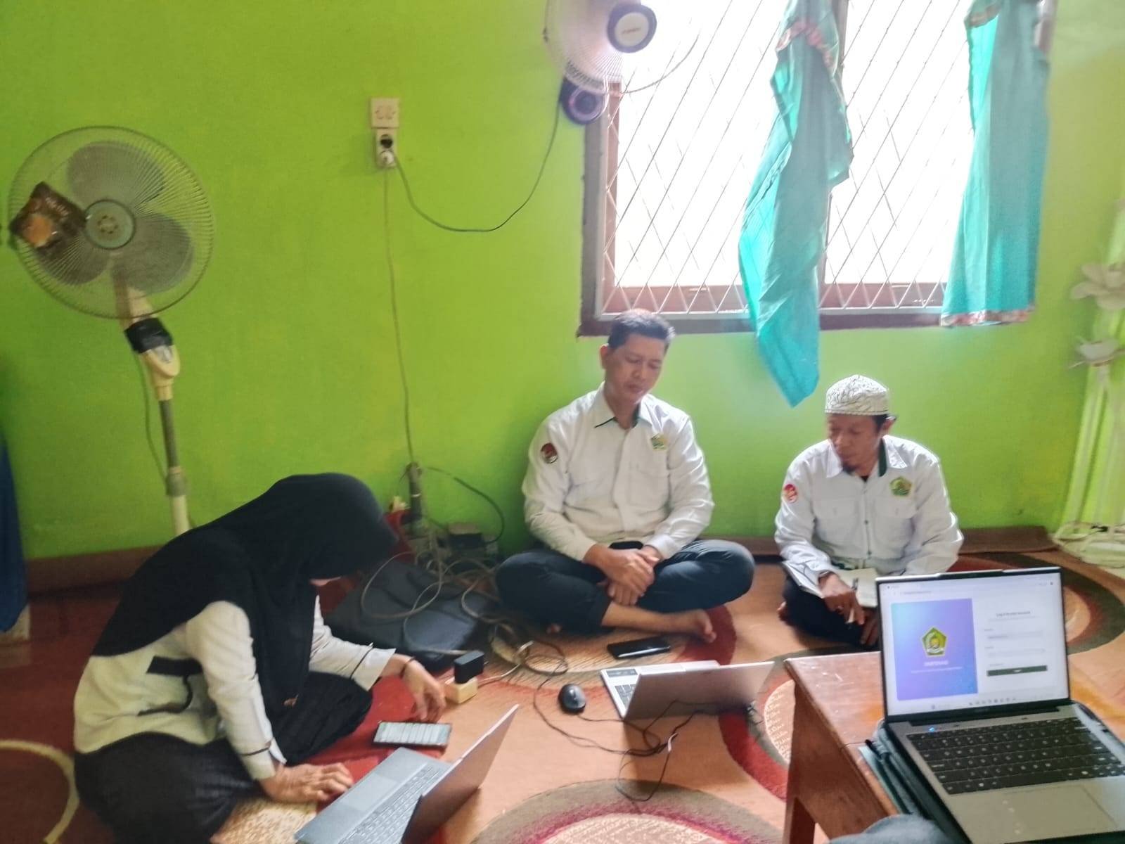 Kepala KUA Benakat Melakukan Monitoring Laporan E-PA