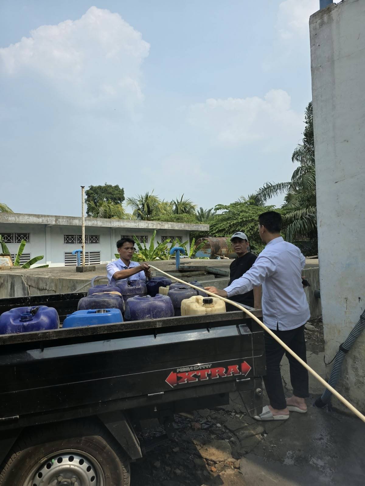 Demi Pelayan KUA Benakat Rela Mengambil Air Bersih di PDAM Memakai Derigen