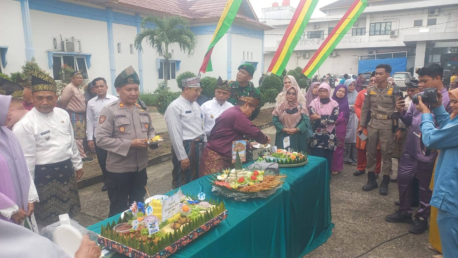 KUA Tualang Andri,S.Ag.,MH potong tumpeng hari jadi kabupaten Siak ke 27