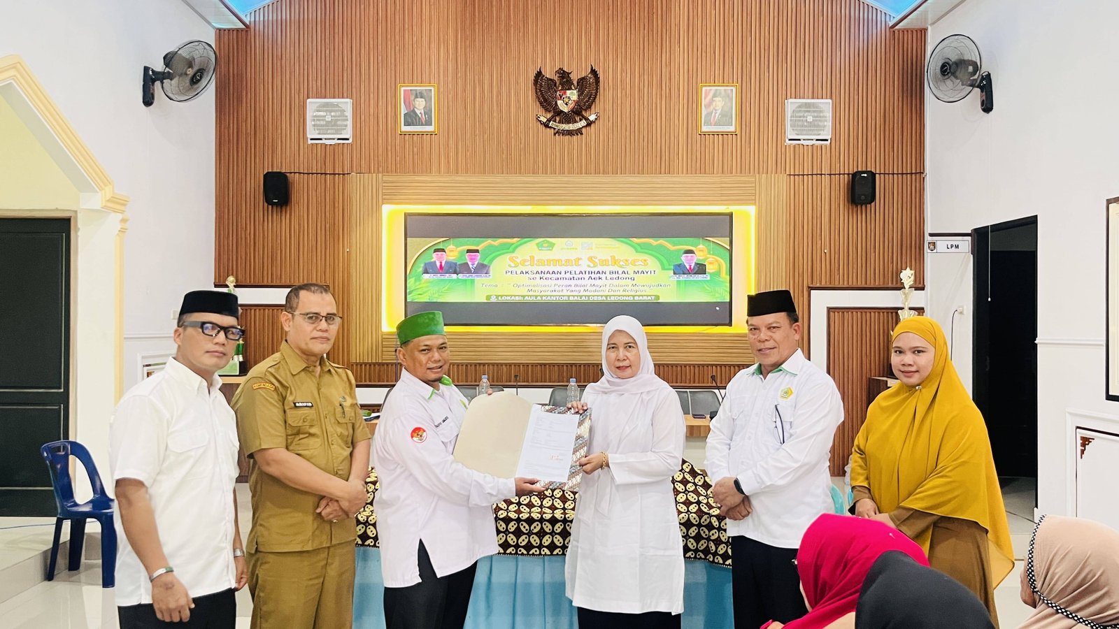 Percepat Sertifikasi Tanah Wakaf, Ka. KUA Aek Ledong Serahkan Berkas BKM At Taqwim ke Kasi Zawa Kemenag Asahan