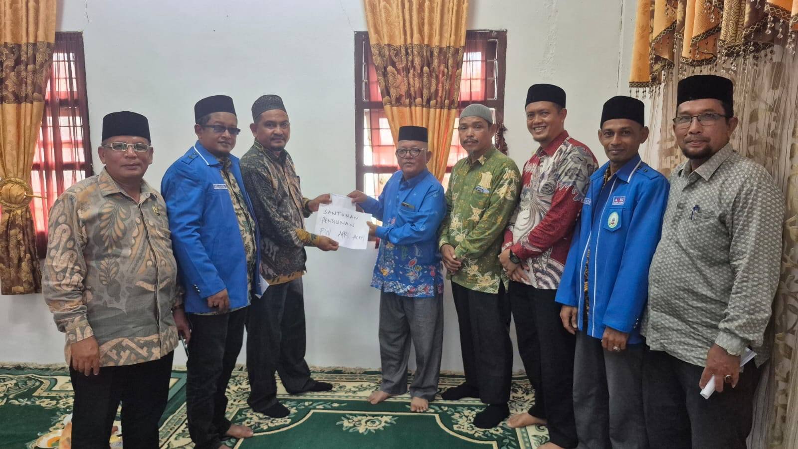 PW APRI dan APRI Aceh Utara Serahkan Cendera Mata untuk Penghulu yang Pensiun