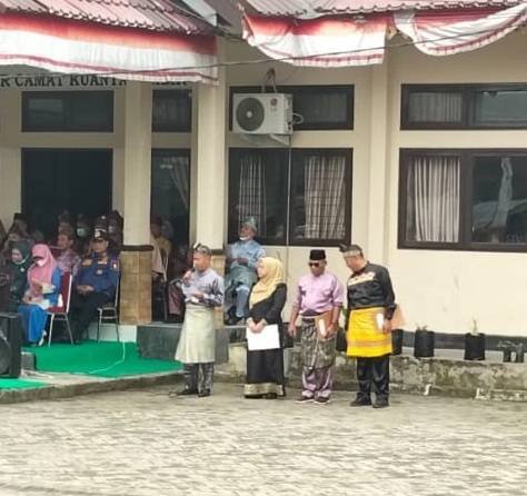 Kepala KUA Memimpin Doa Upacara Peringatan Hari Jadi Kabupaten Kuantan Singingi Ke-27 Di Kecamatan Kuantan Hilir
