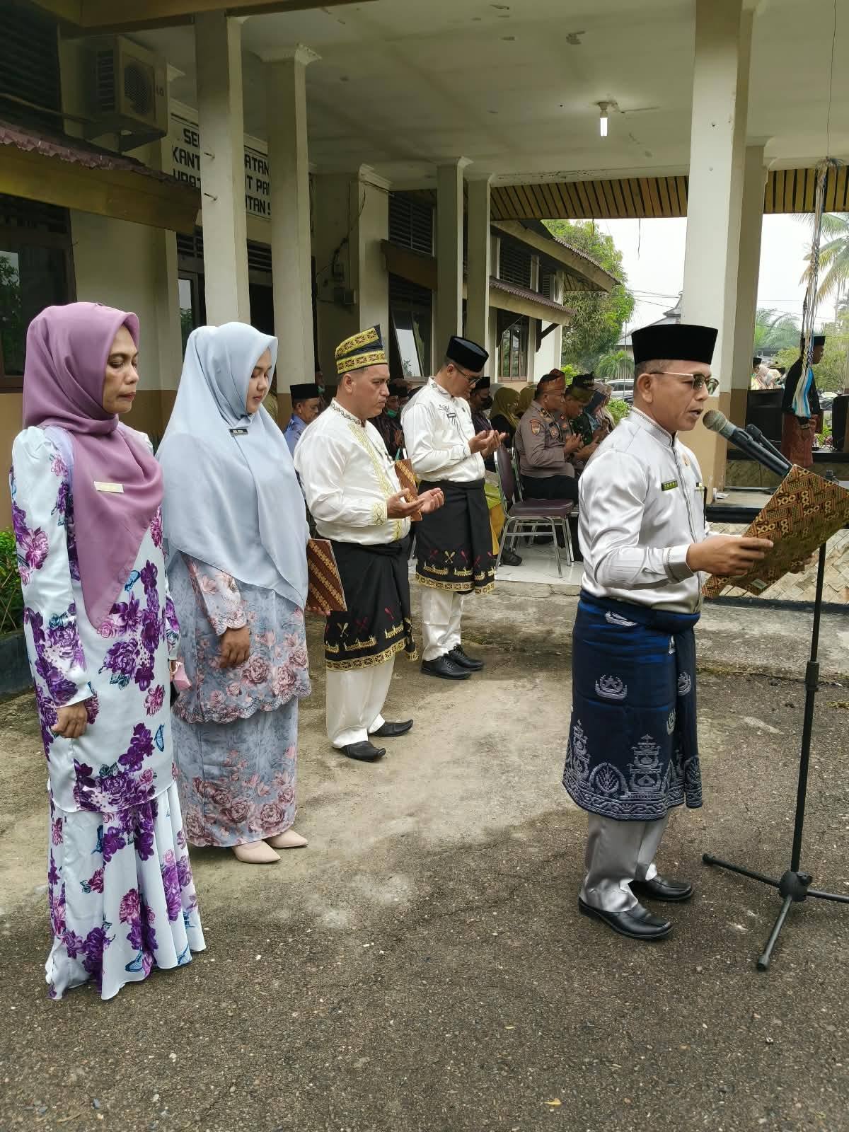 Do'a Penuh Makna Kepala KUA Pangean Pada Upacara Memperingati Hari Jadi Kabupaten Kuantan Singingi Ke - 27