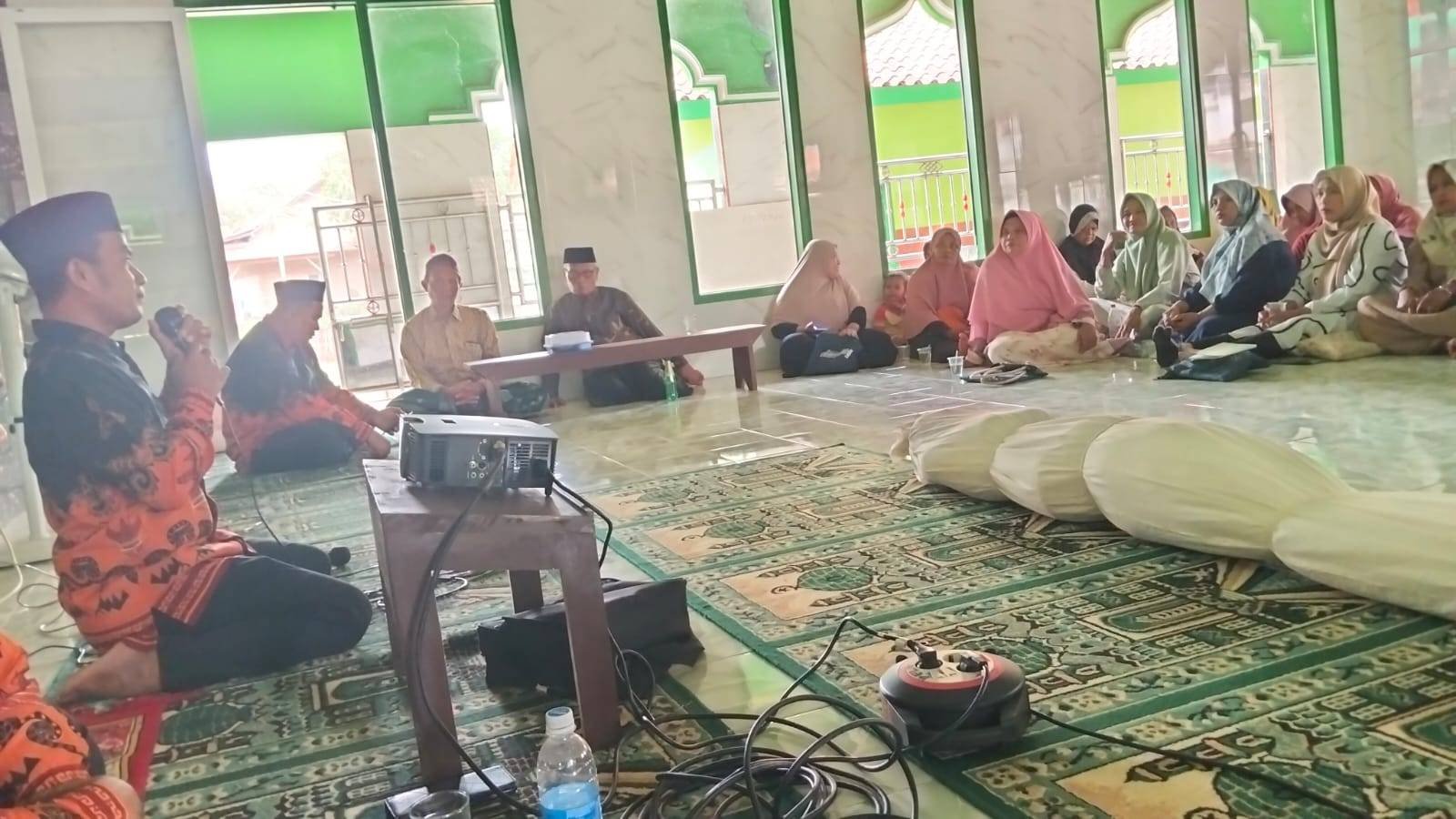 KUA Marga Tiga Kembali Berikan Pembinaan Pemulasaran Jenazah kepada Jamaah Masjid Al Rohmat Dusun 2 Desa Gedung Wani