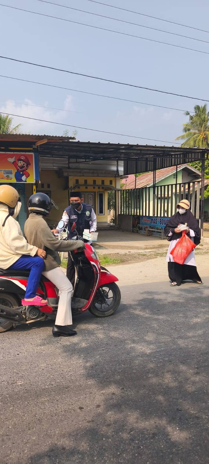 KUALITAS UDARA MENURUN AKIBAT KABUT ASAP KARHUTLA, KEPALA KUA DOLO BERSAMA JAJARAN BAGIKAN MASKER KEPADA PENGGUNA JALAN