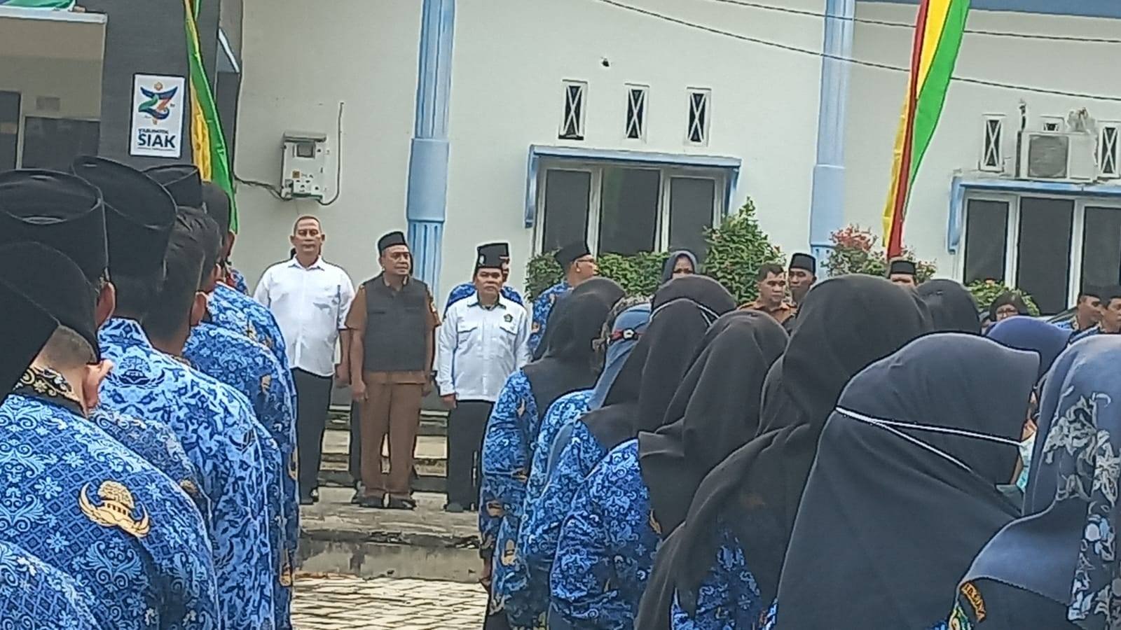 Ka KUA dan Penyuluh Agama Islam Ikuti Upacara Perlinsos Tingkat Kecamatan Tualang 