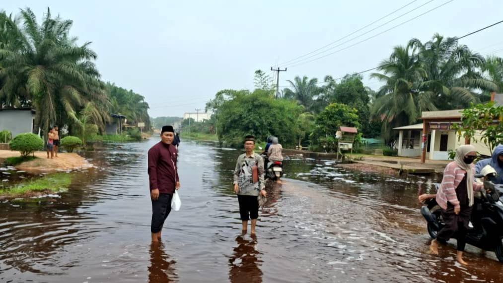 Akses Jalan Terputus Akibat Banjir, Kepala KUA Sungai Sembilan Tetap Datangi Rumah Mempelai untuk Laksanakan Akad Nikah