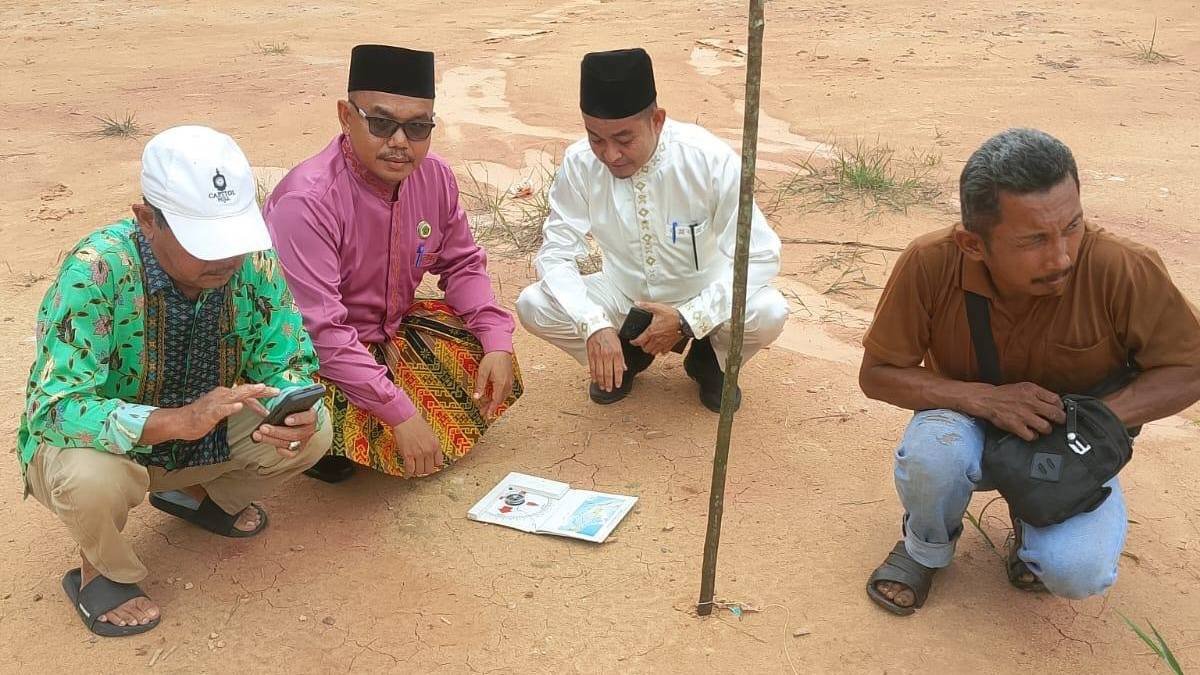 Pastikan Ketepatan Arah Kiblat, KUA Pangkalan Kuras Lakukan Pengukuran Masjid AT-TAQWA