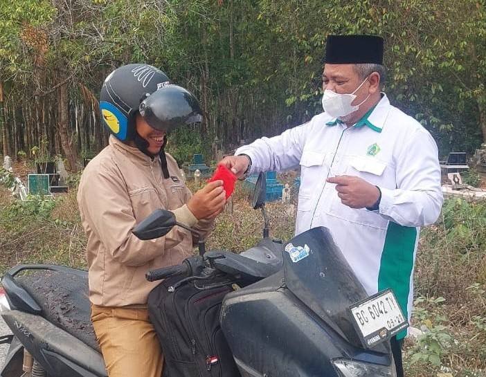 Wujud Kepedulian Terhadap Kesehatan Masyarakat KUA Rantau Alai Bagikan Masker