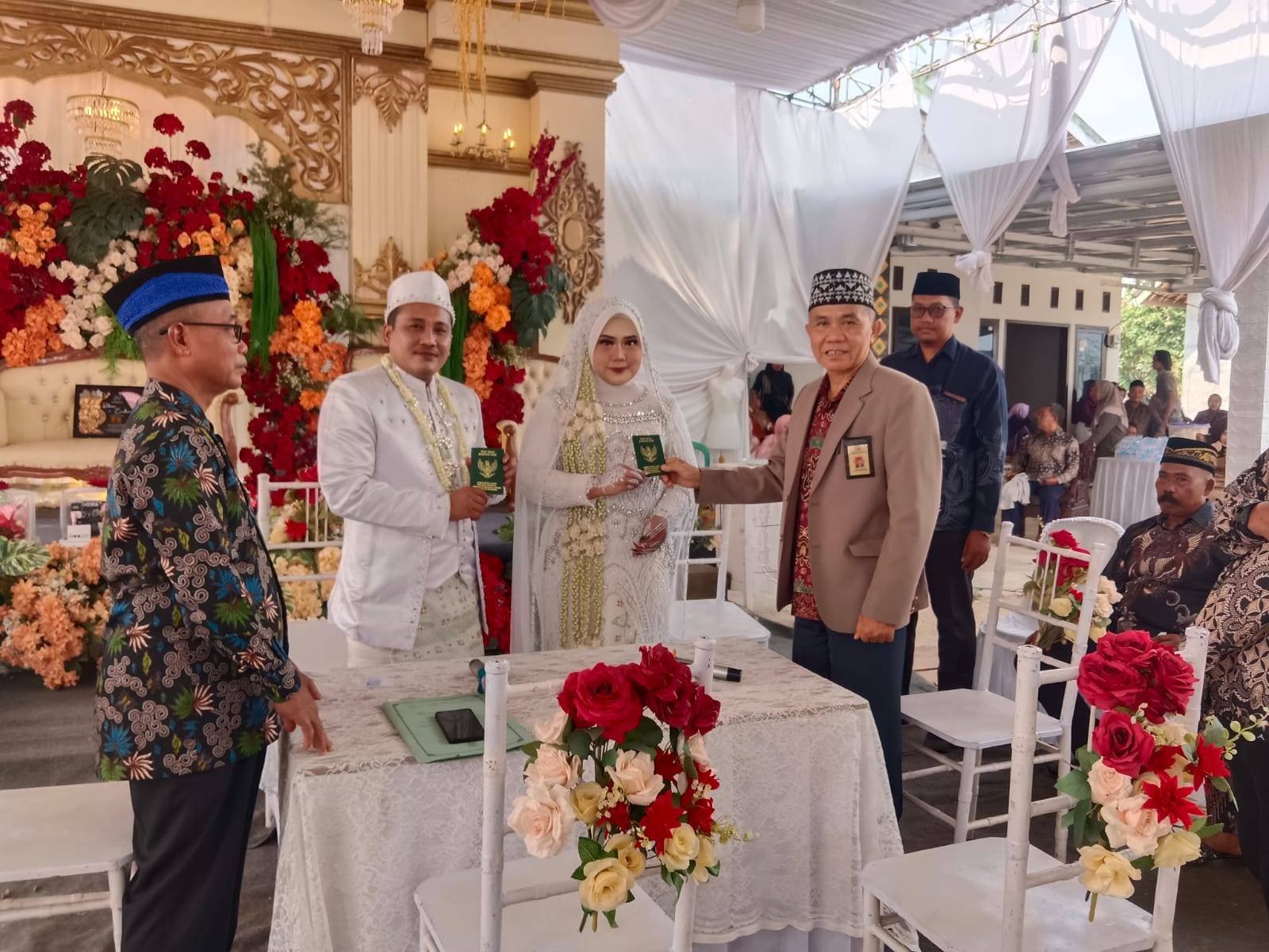 Kepala KUA Purbolinggo Pimpin Akad Nikah di Toto Harjo