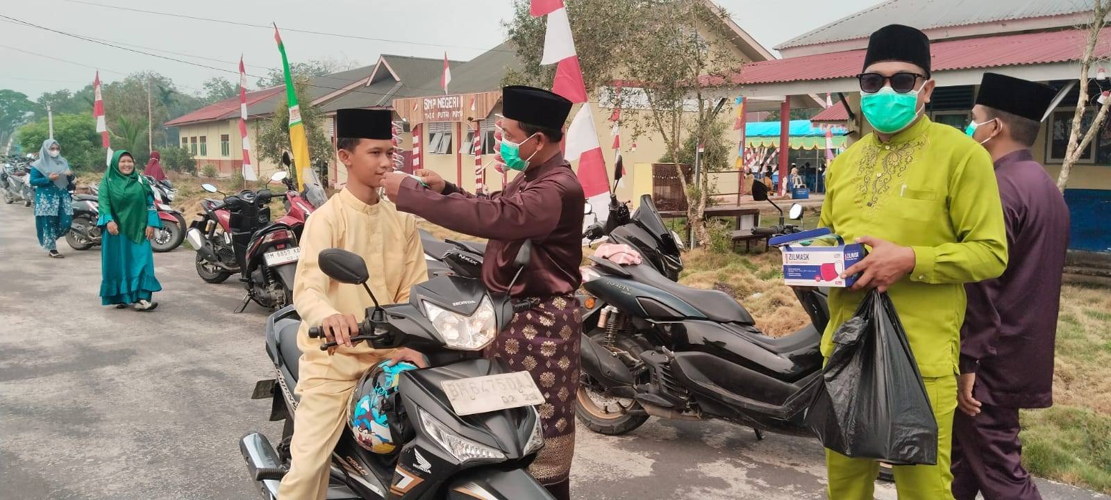 Kemenag Berdampak, KUA Tasik Putri Puyu Bagikan Masker