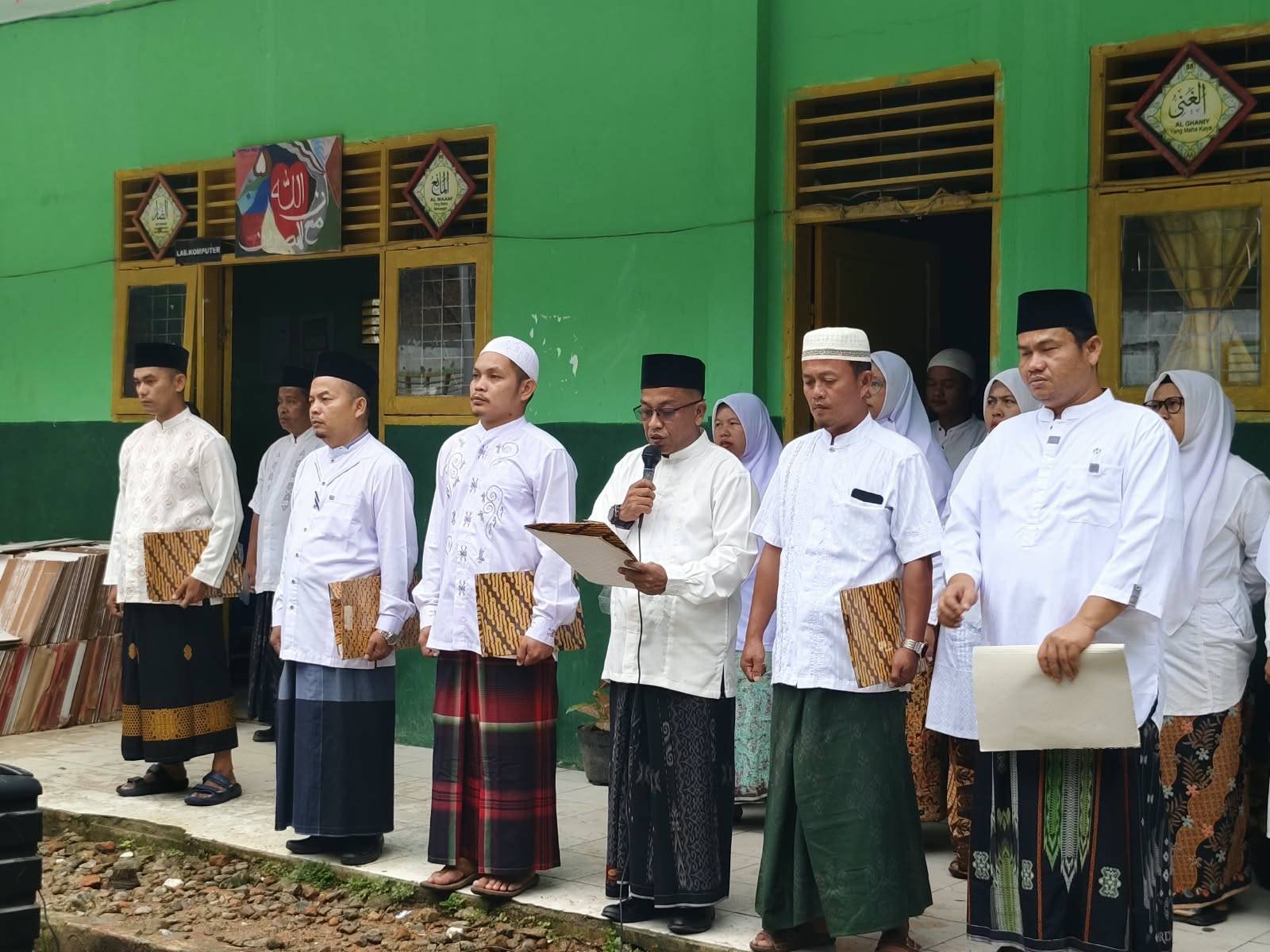 KUA Muarasipongi Ikuti Upacara Hari Santri Nasional 2026 di MTsN 5 Madina