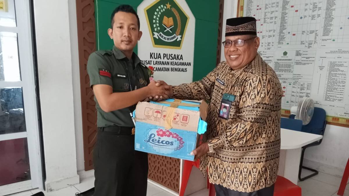 Dari Calon Pengantin untuk Umat, 40 Al-Qur’an Wakaf Disalurkan KUA Bengkalis ke Kodim 0303
