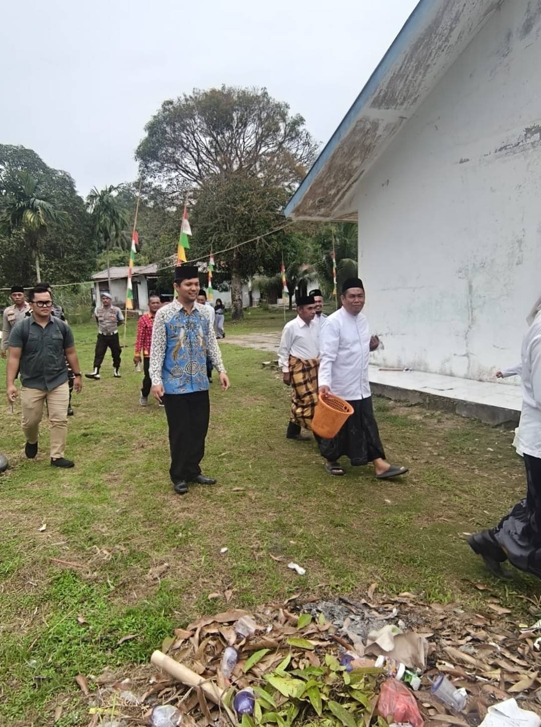 KUA Pulau-Pulau Batu dan Kapolsek Bersinergi Wujudkan Lingkungan Bersih dan Sehat di Hari Santri Nasional