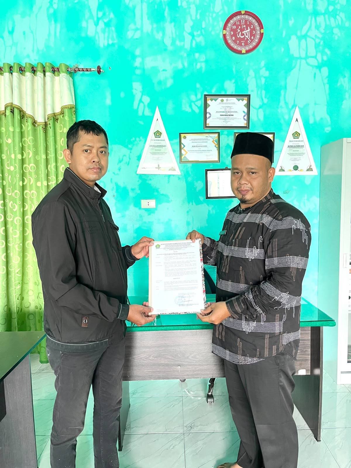 Perkuat Tata Kelola Masjid, Ka. KUA Sei Kepayang Serahkan SK Kepengurusan BKM Masjid Nurul Huda