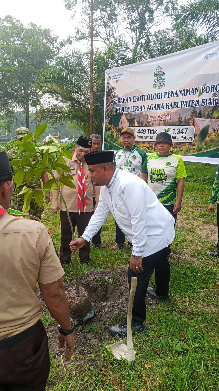 Hadiri Kemah Kerukunan, Kepala KUA Tualang Sambangi Tenda Santri MI Wathaniyah