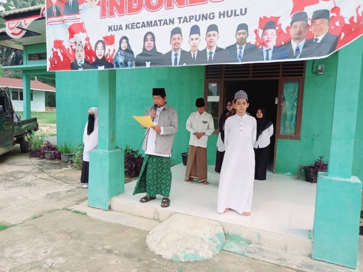 KUA Tapung Hulu Gelar Upacara Hari Santri 2026 Bersama Ponpes Darul Ulum Ikhsirun Najah