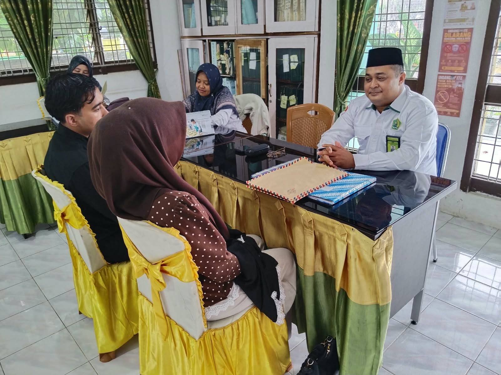 Perkuat Ketahanan Keluarga, Kepala KUA Bosar Maligas Layani Konsultasi Pernikahan bagi Masyarakat