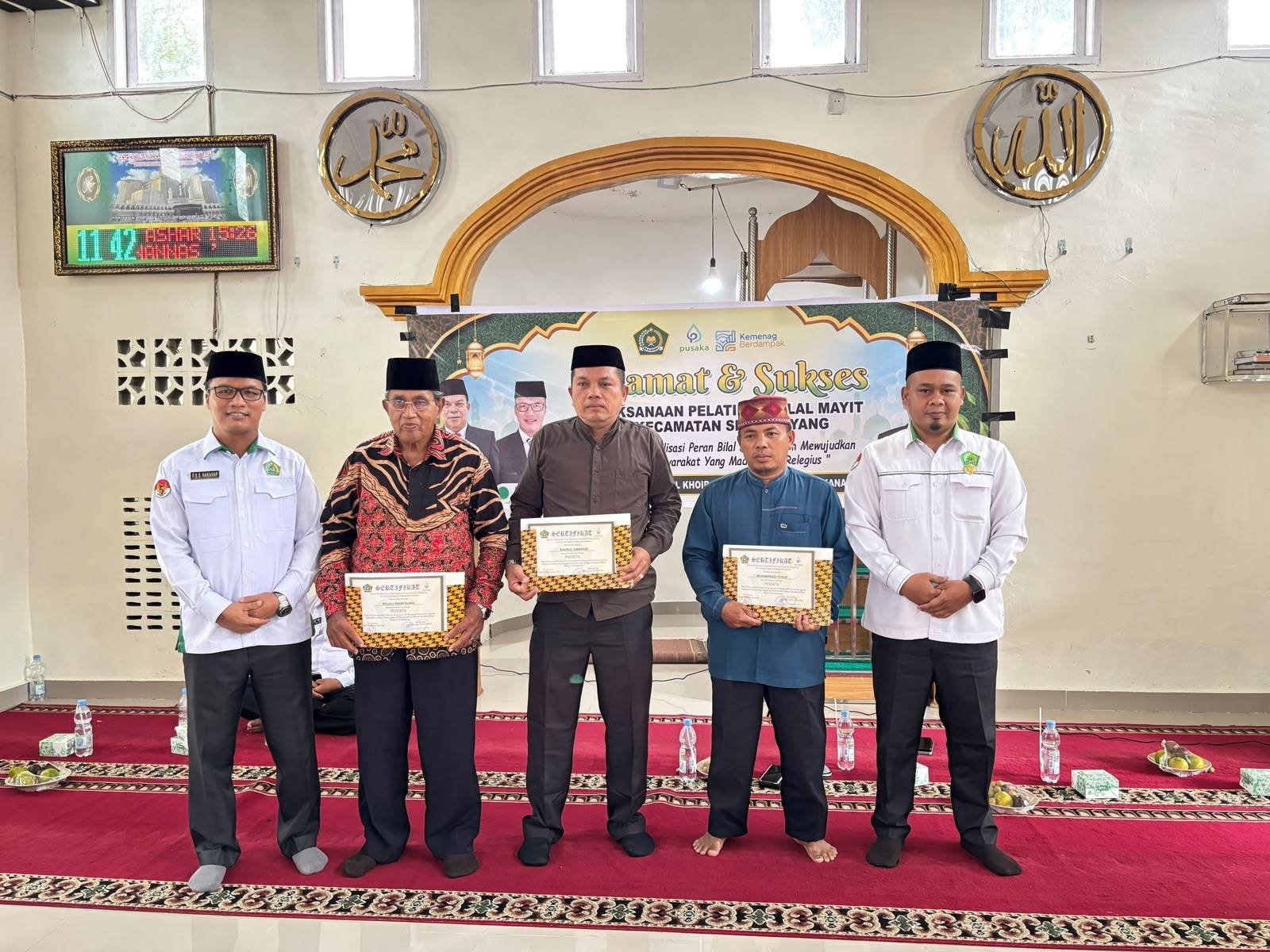 Perkuat Kompetensi Bilal Mayit, KUA Sei Kepayang Serahkan Sertifikat Secara Simbolis dalam Pelatihan di Masjid Ziyadatul Khoir