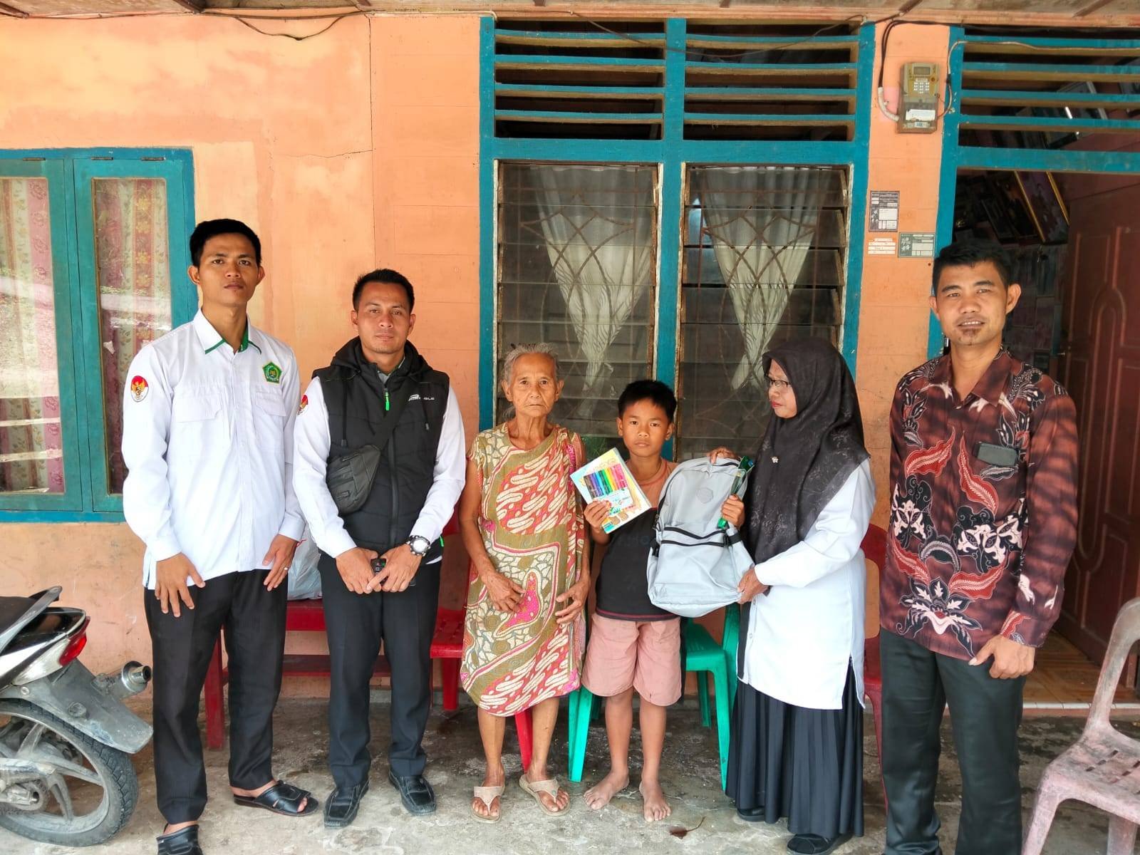 Dari Bantuan Perlengkapan Sekolah, KUA Alasa Tanamkan Semangat Meraih Masa Depan