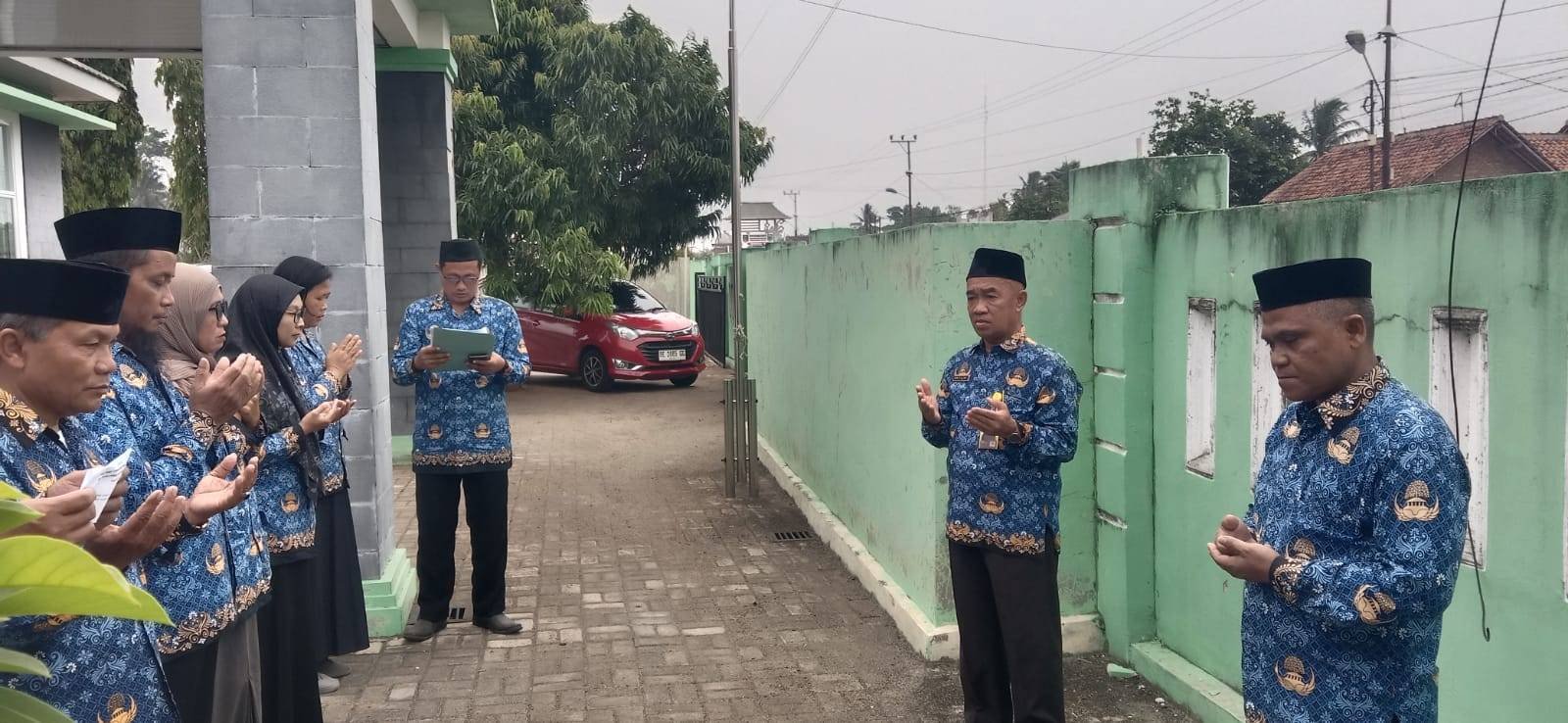 KUA SEKAMPUNG GELAR UPACARA PERINGATAN HARI SUMPAH PEMUDA KE-98