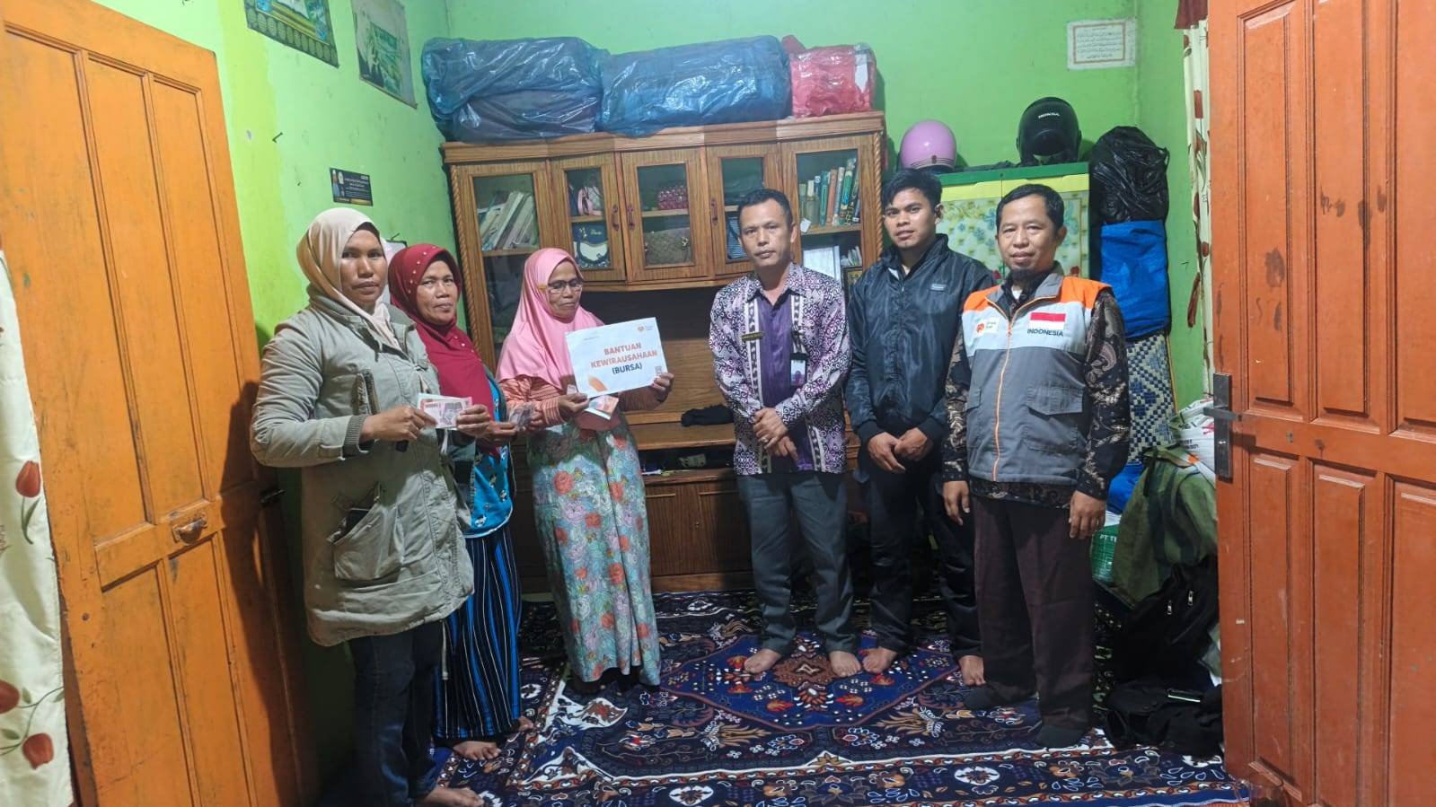 Kepala KUA Doloksanggul Dampingi Rumah Zakat Salurkan Bantuan Modal Usaha bagi Pelaku UMKM