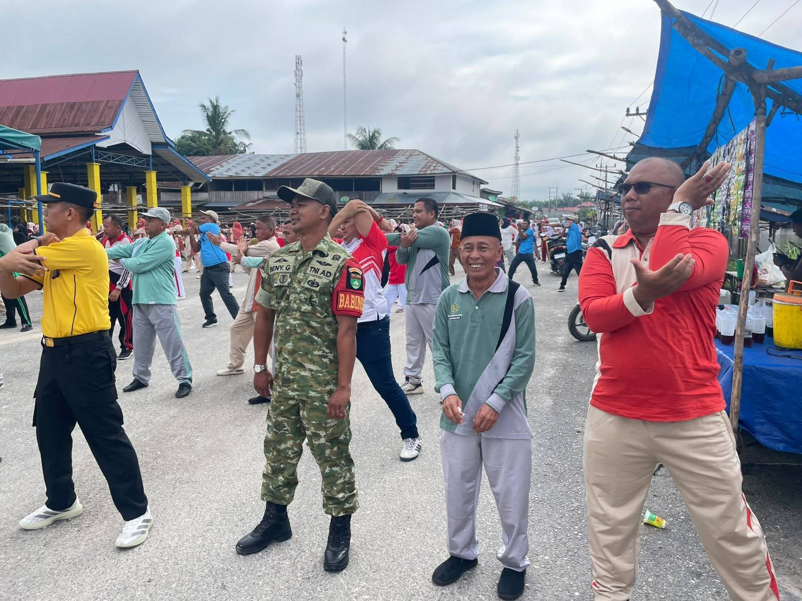 Jalan Santai dan Senam Sehat Bersama OPRK, KUA Rantau Kopar Teguhkan Nilai Persatuan dan Kerukunan