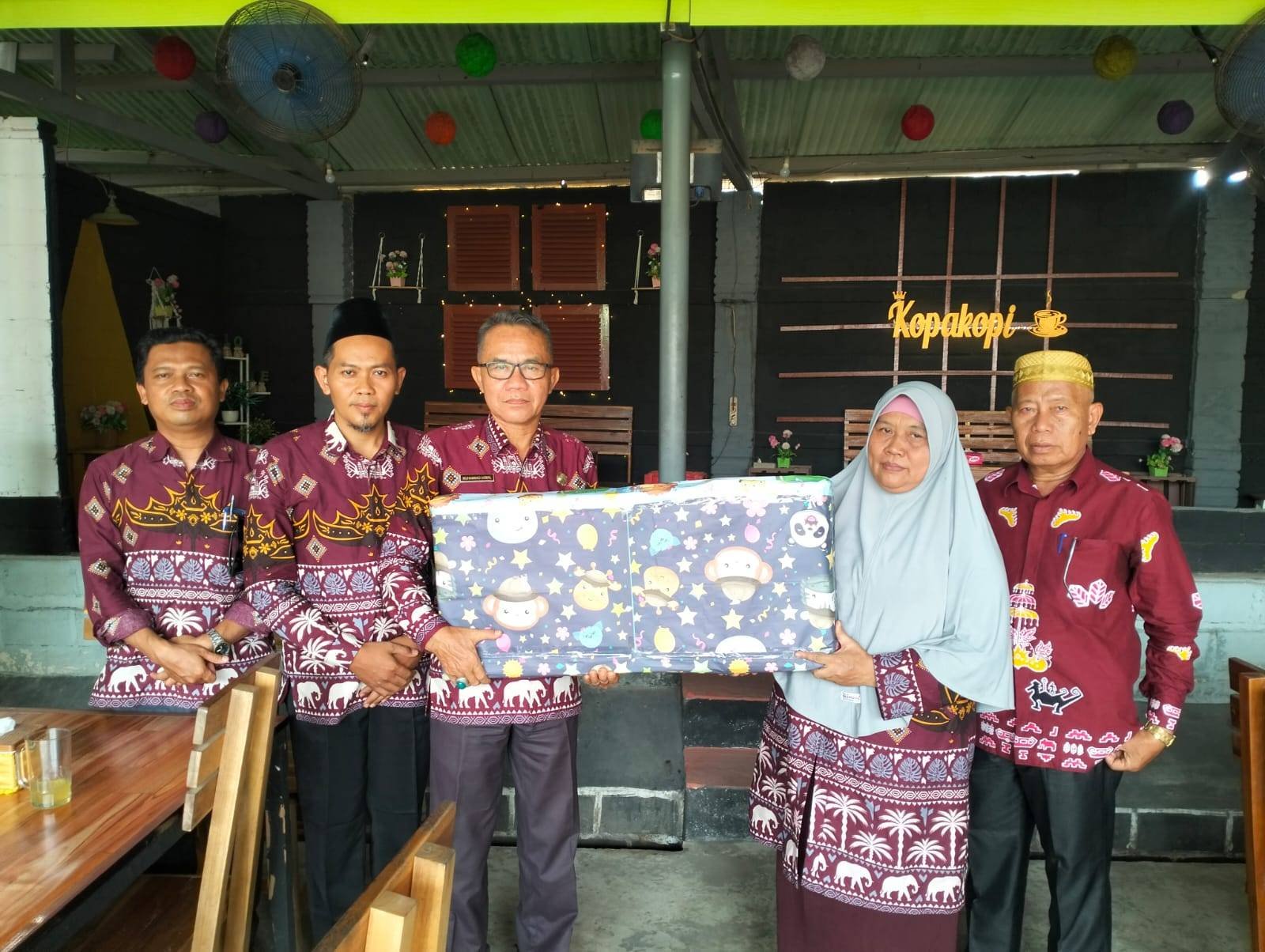 Penuh Haru dan Kekeluargaan, KUA Purbolinggo Lepas Purnabakti Ibu Hj. Ponirah