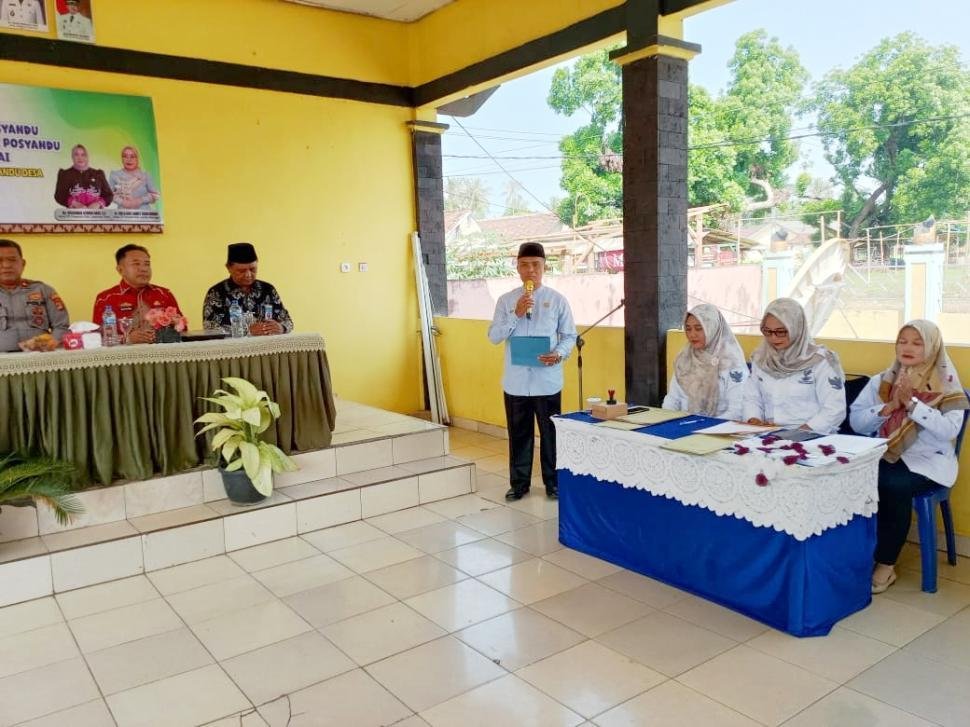 Penghulu KUA Labuhan Maringgai Bacakan Doa pada Pelantikan Posyandu