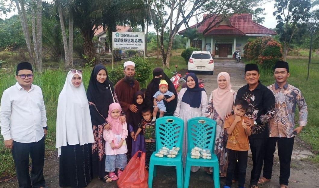 KUA Tanah Putih Tanjung Melawan Bagikan Takjil Kepada Warga