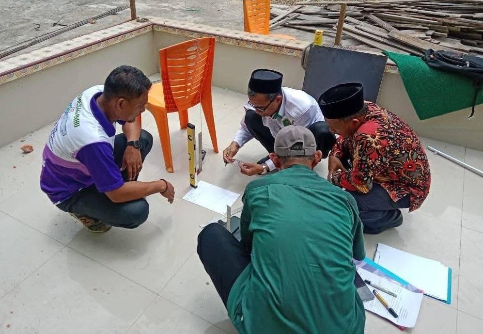 Kepala KUA Kec. Rengat Lakukan Pengukuran Arah Kiblat