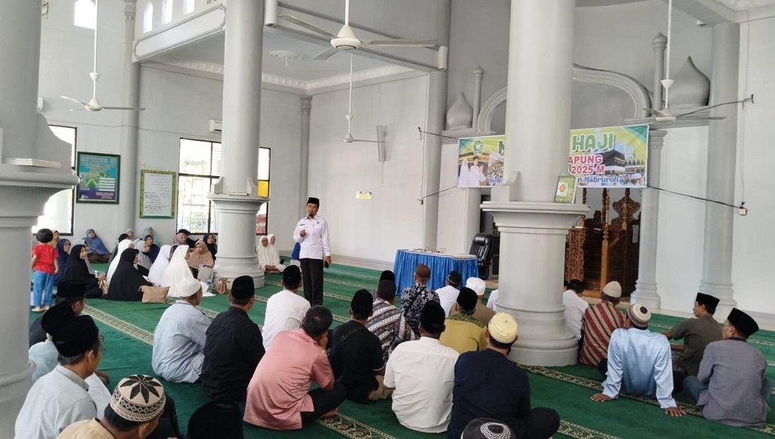 H. Tugiat Sampaikan Pembekalan Manasik untuk 103 Jamaah Tapung dan Tapung Hulu