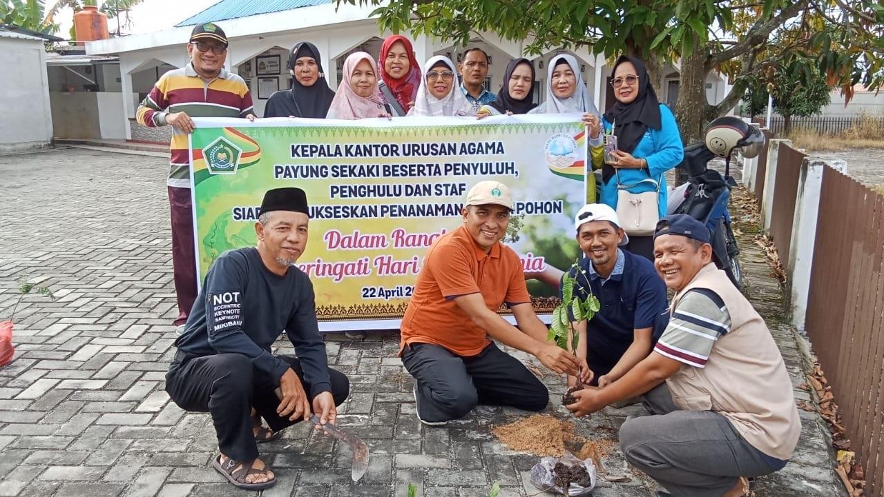 Ka. KUA Payung Sekaki Beserta Staf Sukseskan Program Penanaman Sejuta  Pohon