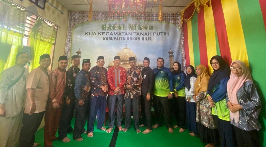 Bangun Sinergitas, Plt. Kepala KUA Tanah Putih Gelar Pertemuan Bersama Pegawai