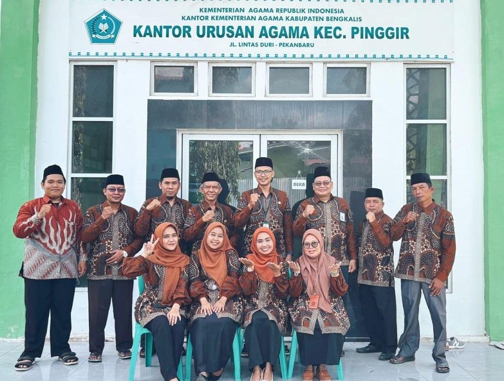 Ka. KUA Serta Staf dan Penyuluh Agama Islam Kecamatan Pinggir Tunjukkan Kerja Sama yang Solid